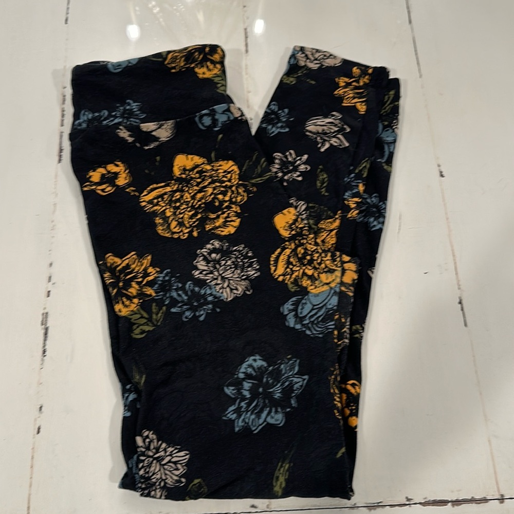 LuLaRoe black with print leggings size OS